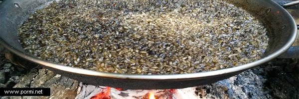 Paella de arroz negro